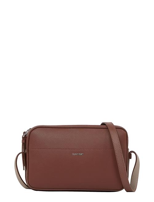 Se Calvin Klein Ck Business Camera Bag_Saffiano Calvin Klein Brown ved Booztlet