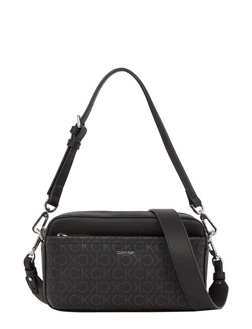 Se Calvin Klein Ck Must Conv Camera Bag_Mono Calvin Klein Black ved Booztlet