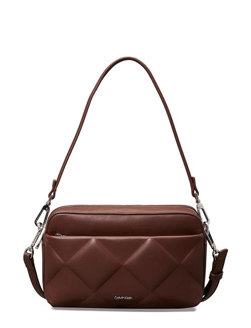 Se Calvin Klein Diamond Quilt Camera Bag W/Pkt Calvin Klein Brown ved Booztlet