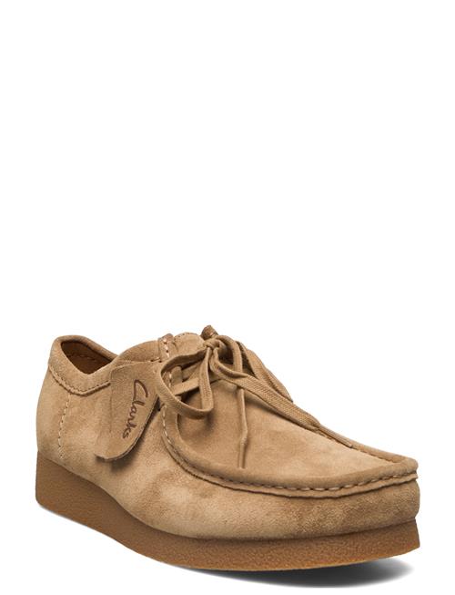 Se Clarks Wallabeeevo G Clarks Beige ved Booztlet