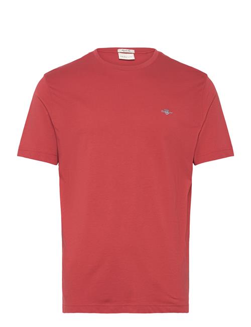 Se GANT Reg Shield Ss T-Shirt GANT Red ved Booztlet