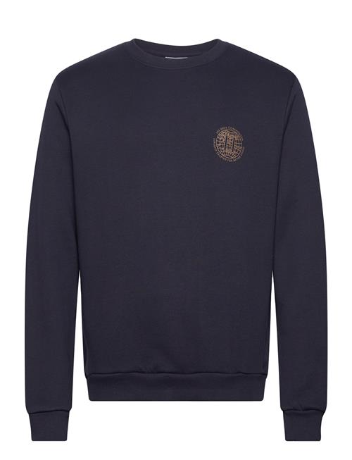 Se Les Deux Globe Sweatshirt Les Deux Navy ved Booztlet