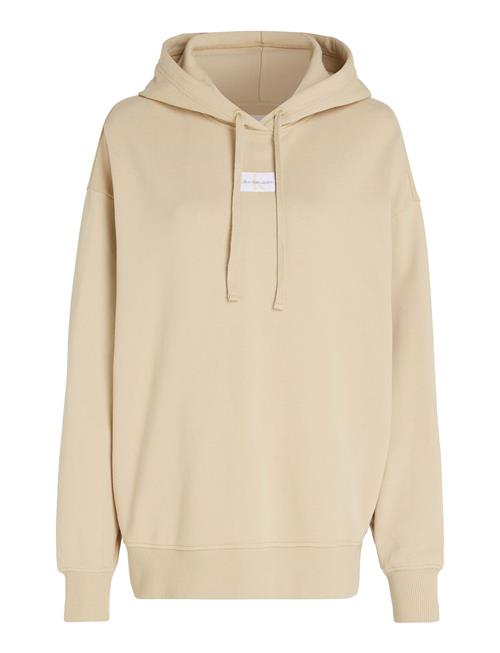 Se Calvin Klein Jeans Woven Label Over D Hoodie Calvin Klein Jeans Beige ved Booztlet