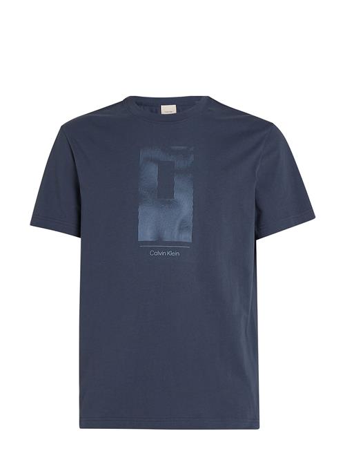 Se Calvin Klein Vertical Lines Graphic T-Shirt Calvin Klein Navy ved Booztlet