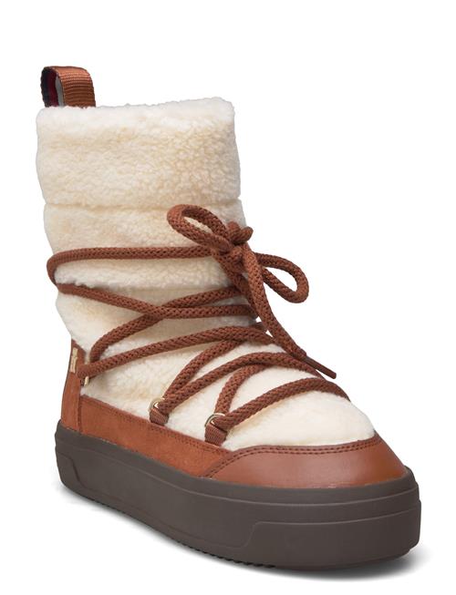 Se Tommy Hilfiger Lace-Up Faux Shearling Snowboot Tommy Hilfiger Brown ved Booztlet