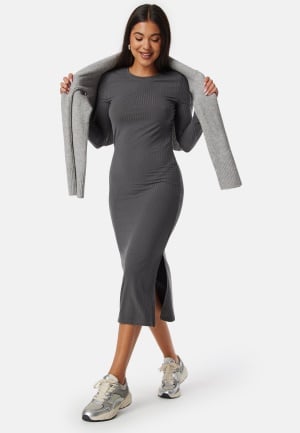 Se Pieces Kylie O-Neck Midi Dress Magnet L ved Bubbleroom