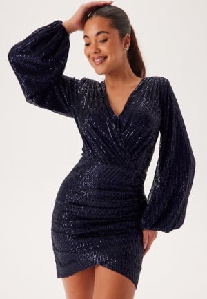 Se Bubbleroom Occasion Sequin Wrap Dress Navy XL ved Bubbleroom