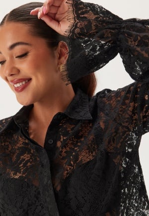 Se Happy Holly Buttoned Lace Shirt Black 48/50 ved Bubbleroom