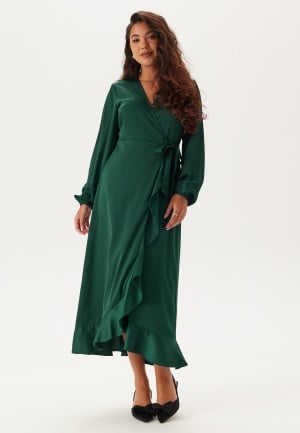 Se Happy Holly Wrap L/S Satin Maxi Dress Dark green 52/54 ved Bubbleroom