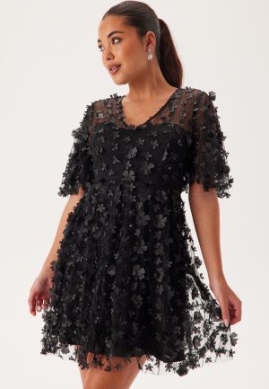 Se Bubbleroom Occasion 3D Floral Butterfly Sleeve Dress Black 46 ved Bubbleroom