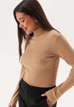 Se GANT Slim Rib Turtleneck Caramel Beige XXL ved Bubbleroom