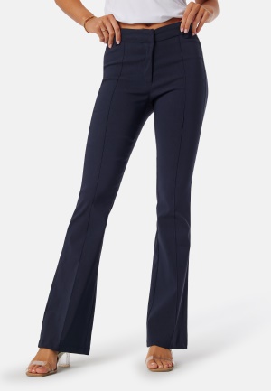 Se BUBBLEROOM Mid Waist Stretchy Flared Trousers Navy 46 ved Bubbleroom