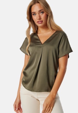 Se VILA Viellette V-neck S/S SATIN TOP Dusty Olive 44 ved Bubbleroom