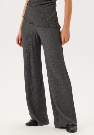 Se BUBBLEROOM Structure Wide Trousers Dark grey XL ved Bubbleroom