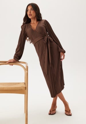 Se BUBBLEROOM  Pleated Wrap Dress Brown XL ved Bubbleroom