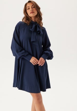 Se YAS Yasnira Ls Dress Navy Blazer L ved Bubbleroom