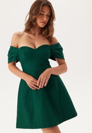 Se FOREVER NEW Sylvia Off Shoulder Mini Emerald Green 42 ved Bubbleroom