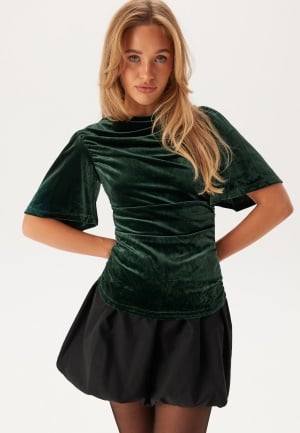 Se VILA Vivelma Velour 2/4 O-NECK TOP  Scarab XL ved Bubbleroom