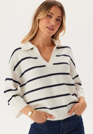 Se Pieces Pcmikela 3/4 V-NECK POLO KNIT  Cloud Dancer Stripes:maritime  XL ved Bubbleroom