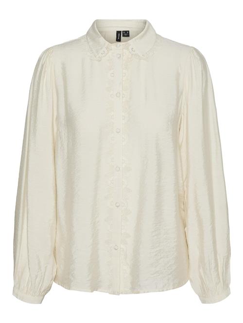 Se VERO MODA Bluse 'Gina'  creme ved About You