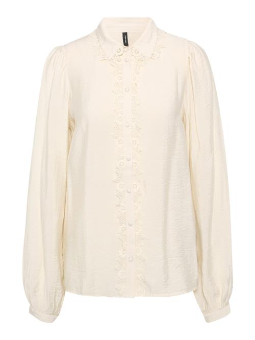 Se Vero Moda Tall Bluse 'VMGINA'  creme ved About You