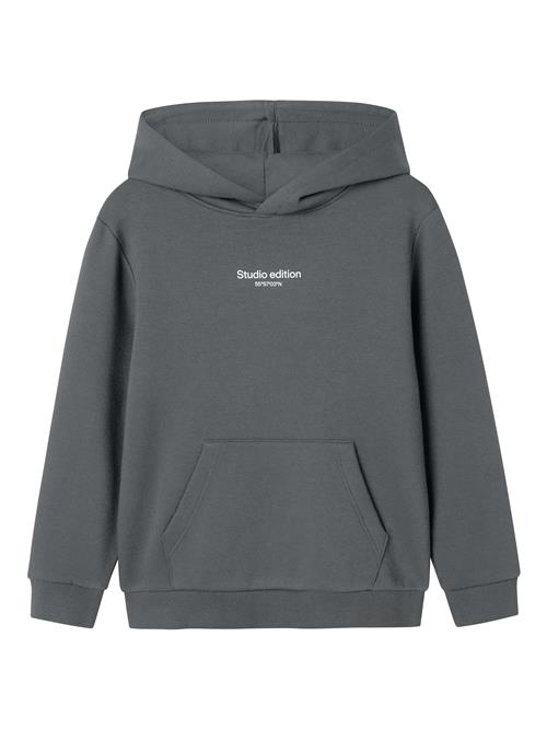 Se NAME IT Sweatshirt 'NKMBRODY'  mørkegrå / hvid ved About You