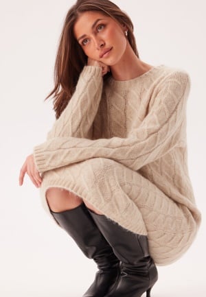 Se SELECTED FEMME Slfalmina Ls Knit Cable Dress Birch Detail:Melange XL ved Bubbleroom