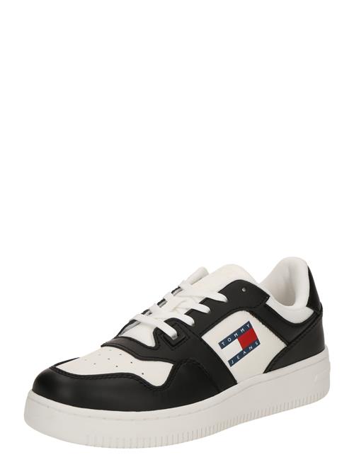 Se Tommy Jeans Sneaker low 'RETRO BASKET ESS MEG 3A3'  sort / hvid ved About You