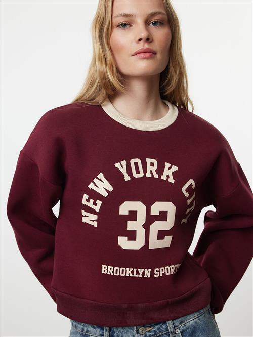 Se Trendyol Sweatshirt  beige / bordeaux ved About You