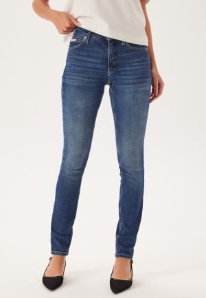 Se Calvin Klein Jeans Mid Rise Skinny 1BJ Denim Dark 30/30 ved Bubbleroom