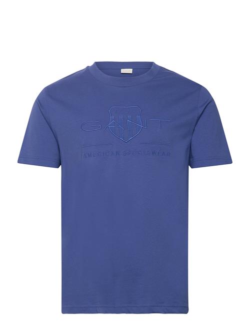 Se GANT Reg Tonal Shield Ss T-Shirt GANT Blue ved Booztlet