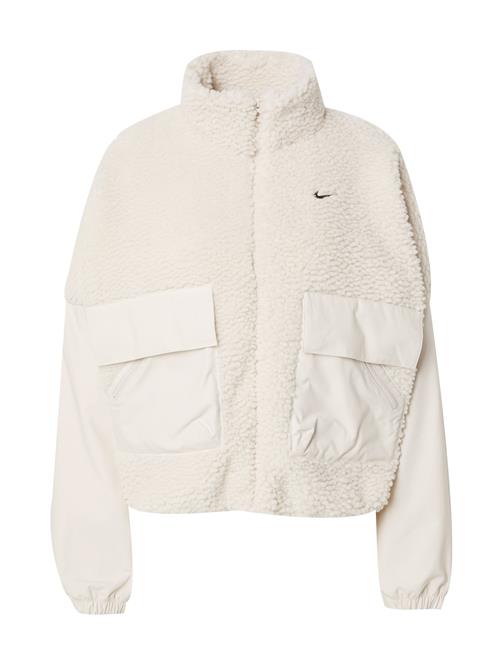 Se Nike Sportswear Overgangsjakke 'Essential'  lysebeige ved About You