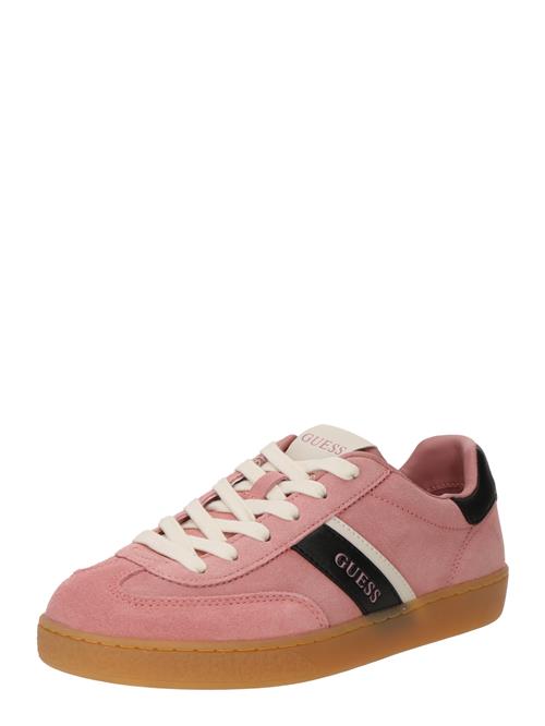 Se GUESS Sneaker low 'NOLINAS'  ecru / rosé / sort ved About You