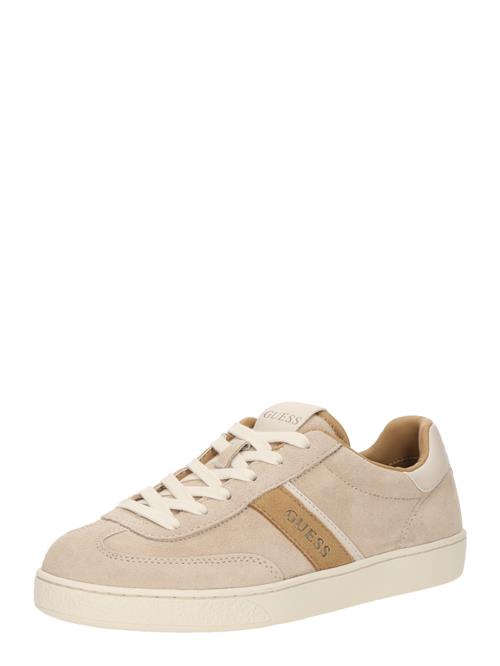 Se GUESS Sneaker low 'Nolinas'  beige / camel / hvid ved About You