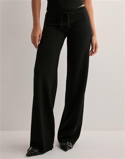 Nelly - Sort - Low Waist Crepe Pants