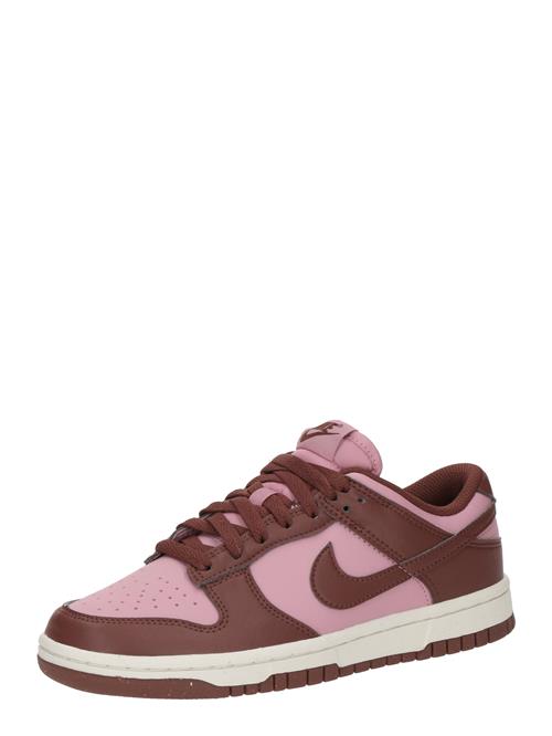 Se Nike Sportswear Sneaker low 'Dunk Low Next Nature'  brun / lyserød ved About You