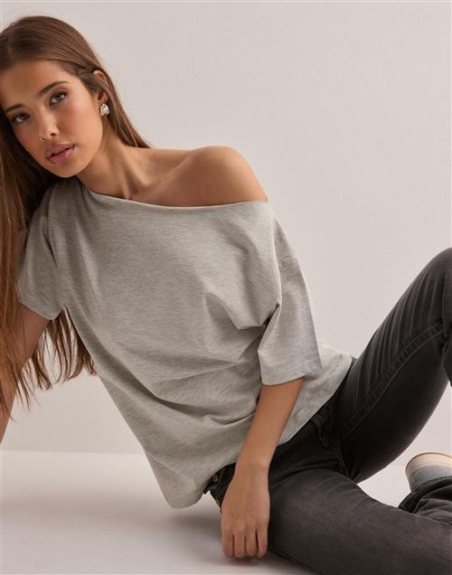 Nelly - Grå - Slouchy Shoulder Tee