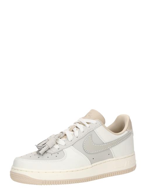 Se Nike Sportswear Sneaker low 'AIR FORCE 1 '07'  creme / elfenben / kit ved About You