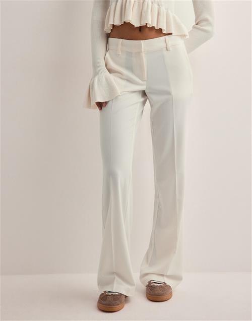 Se Nelly - Hvid - Low Waist Flare Suit Pants ved Nelly