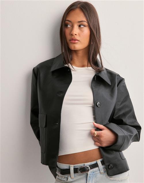 Se Neo Noir - Sort - Romana Faux PU Jacket ved Nelly