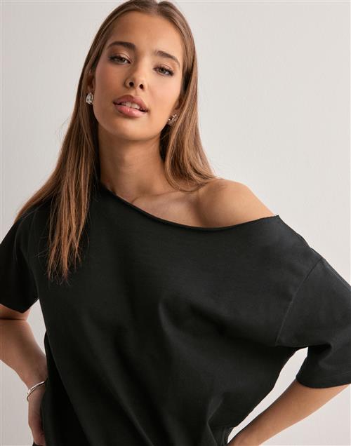 Nelly - Sort - Slouchy Shoulder Tee