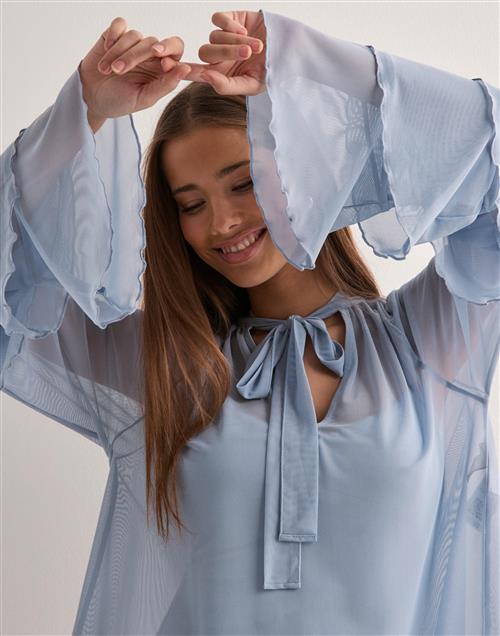 Se Nelly - Blå - Frill Mesh Blouse ved Nelly