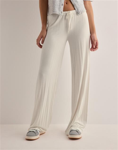 Se Nelly - Hvid - Soft Flowy Pants ved Nelly