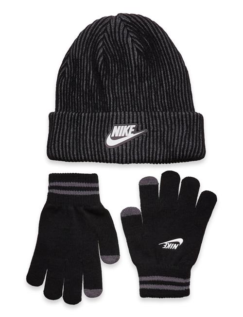 Se Nike Plush Gifting Peak Beanie Set Nike Black ved Booztlet