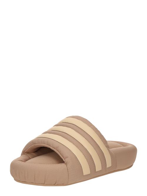 Se ADIDAS ORIGINALS Pantoletter 'ADILETTE 24'  camel / sand ved About You