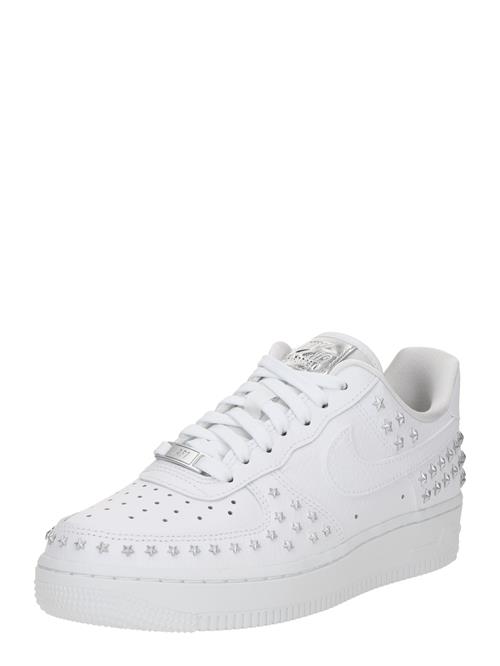 Se Nike Sportswear Sneaker low 'Air Force 1 '07 XX'  sølv / hvid ved About You