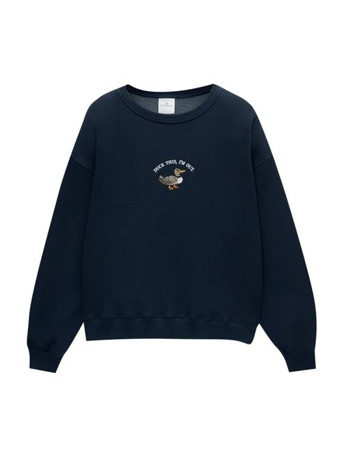 Se Pull&Bear Sweatshirt 'PACIFIC DUCK ON'  navy / brun / hvid ved About You