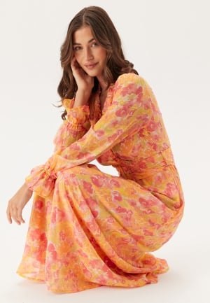 Se VILA Viemma L/S BELT MAXI DRESS BEL Pink Yarrow Aop:orange Flowers 34 ved Bubbleroom