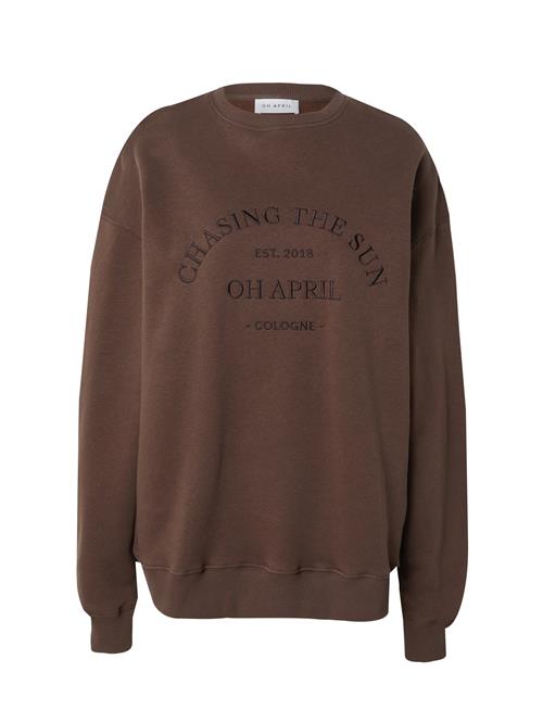 Se OH APRIL Sweatshirt 'Chasing'  mørkebrun ved About You