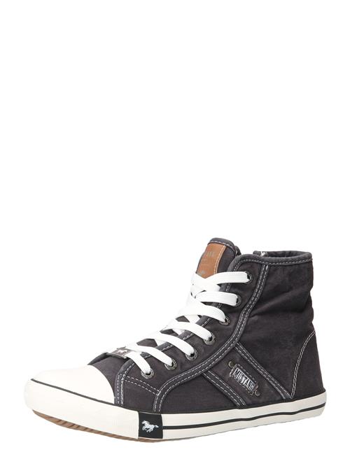 Se MUSTANG Sneaker high  sort / hvid ved About You